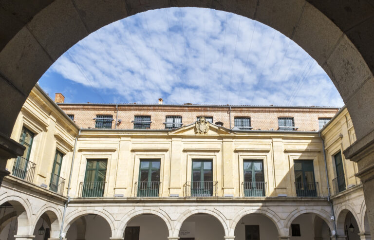 Diferencia entre palacio episcopal y palacio obispal