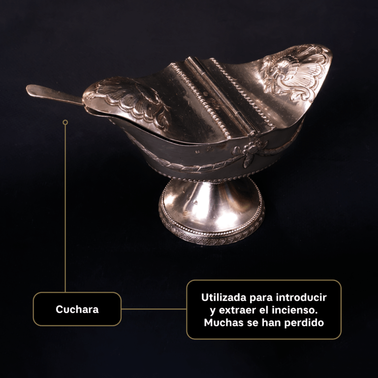 Naveta de plata fabricada por Antonio Ruiz 'El Mozo' en 1828, con cuchara utilizada para introducir y extraer incienso