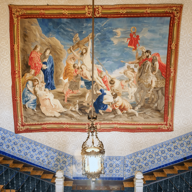 Escalera principal del Palacio Episcopal de Segovia con tapiz "Elevación de la cruz" en el techo