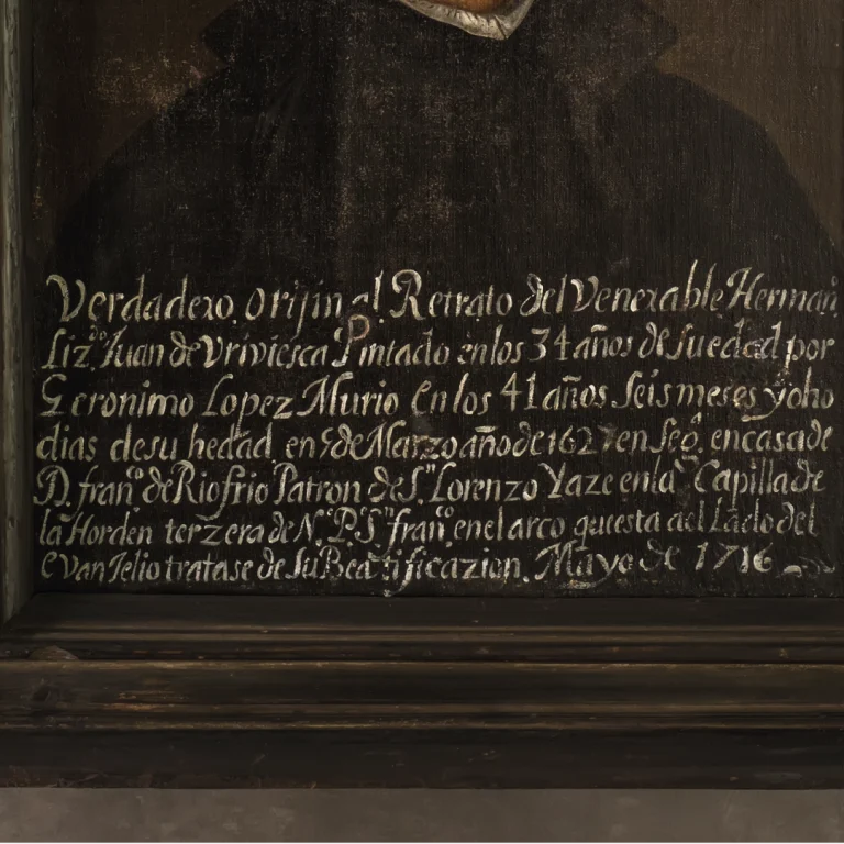 Detalle de la inscripción en el retrato de Juan de Briviesca (1585-1629), añadida en 1716. La inscripción ofrece una breve biografía del sacerdote, indicando que el retrato fue pintado por Jerónimo López Polanco en 1619 cuando Briviesca tenía 34 años y que falleció a los 41 años en 1629.