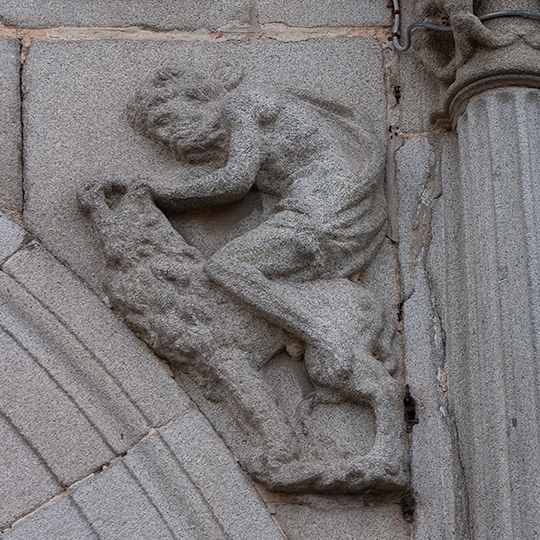 elieve de Hércules luchando contra el León de Nemea en un edificio histórico, el Palacio Episcopal de Segovia