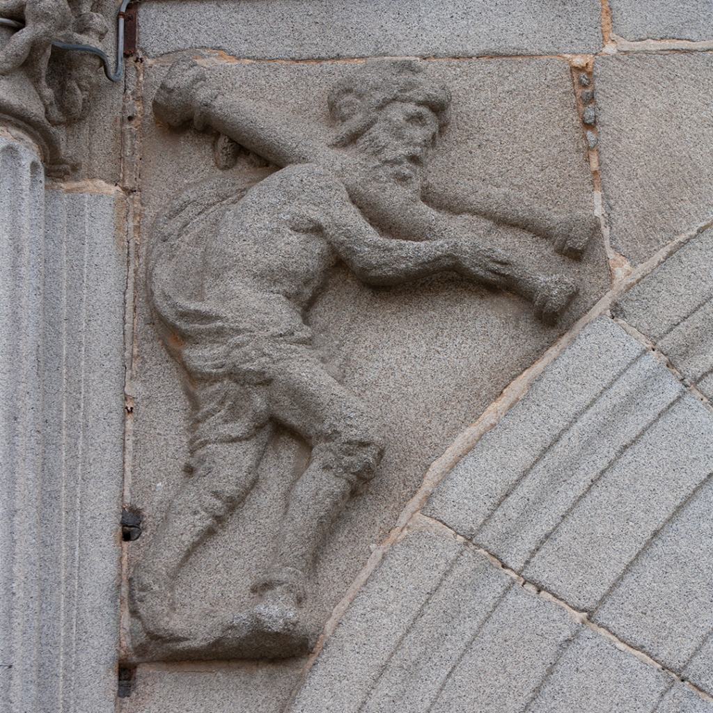 Relieve de Hércules cargando las conocidas como "columnas de Hércules" en un edificio histórico, el Palacio Episcopal de Segovia