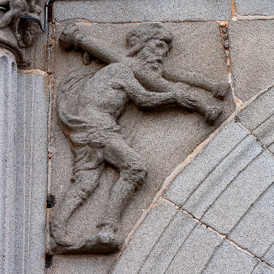 Relieve de Hércules cargando las conocidas como "columnas de Hércules" en un edificio histórico, el Palacio Episcopal de Segovia