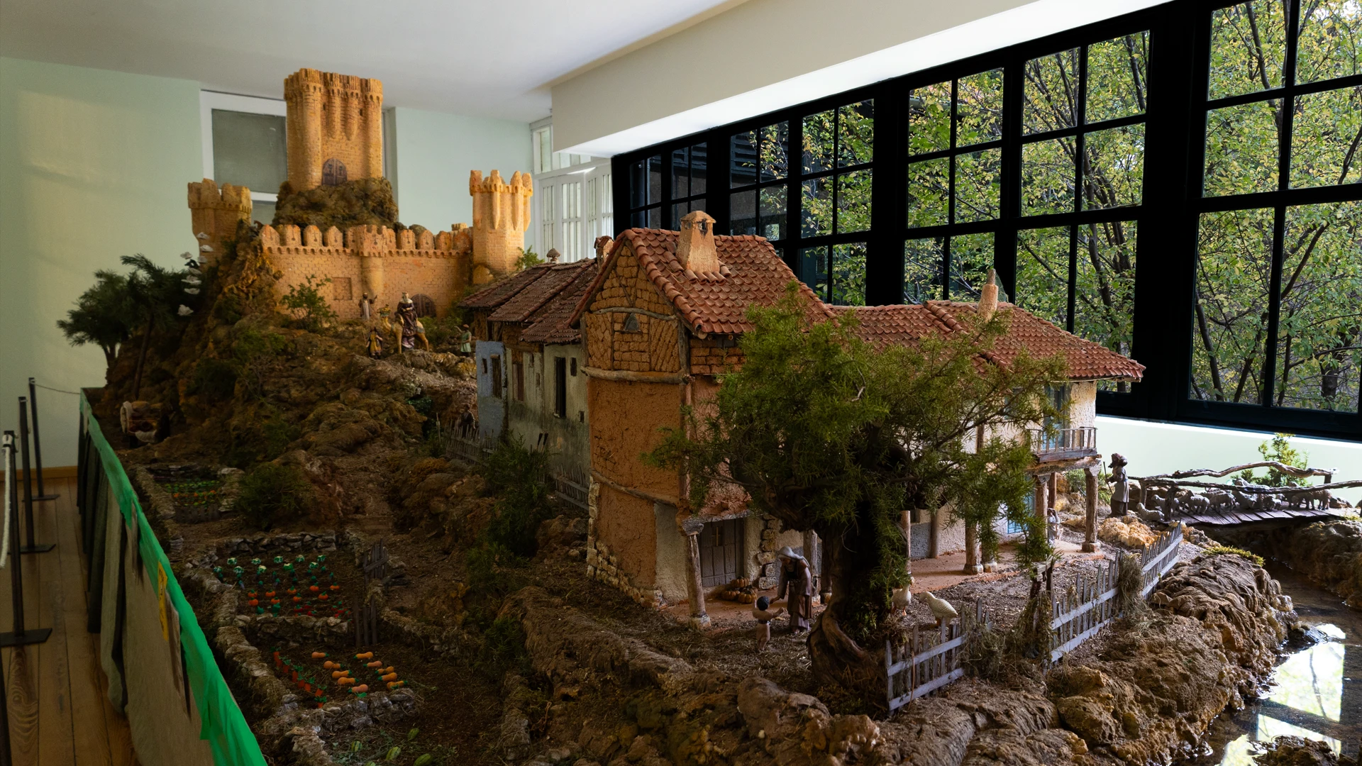 Vista general del belén monumental en el Palacio Episcopal de Segovia, que incluye una recreación del castillo de Coca y casas típicas segovianas