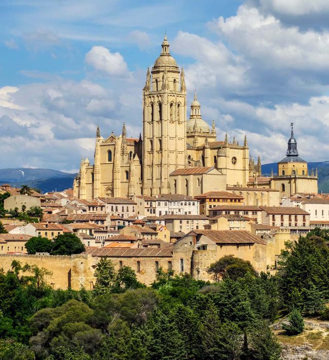 Vista panorámica de la Catedral de Segovia desde el Camino de Eresma.